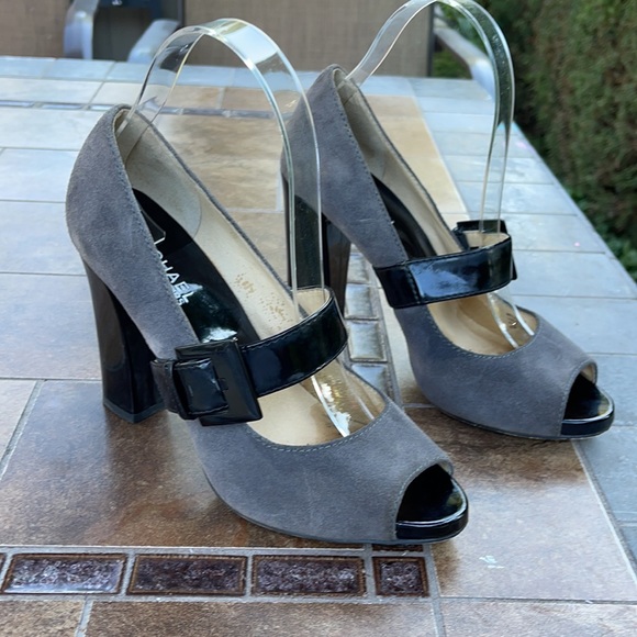 MICHAEL Michael Kors Open Toe Grey and Black Chunky Heels - Picture 2 of 11